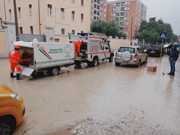 Potop în nordul Italiei. 9 oameni, uciși de inundațiile catastrofale. Sinistrații, recuperați de pe acoperișuri sau din podurile locuințelor cu elicopterele (FOTO) 