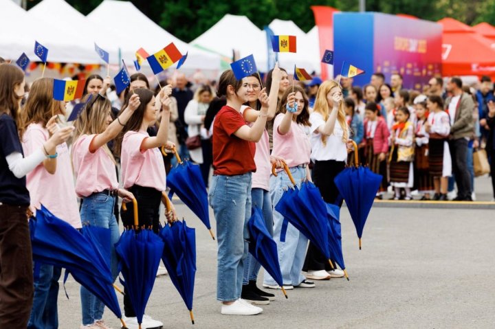 Piața Marii Adunări Naționale, transformată într-un orășel european (FOTO)