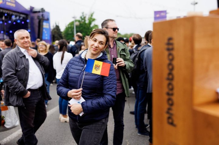 Piața Marii Adunări Naționale, transformată într-un orășel european (FOTO)