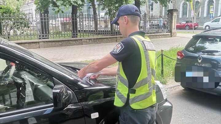 Ați găsit pliante pe parbrizul mașini? Iată ce trebuie să știți. Dacă nu respectați avertizarea poliției, ați putea fi sancționați
