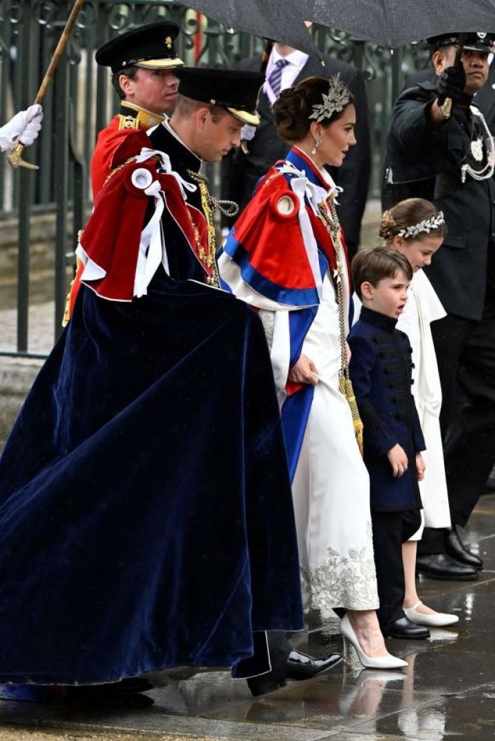 Charles al III-lea a depus jurământul de încoronare. E singura dată când a purtat coroana (FOTO)