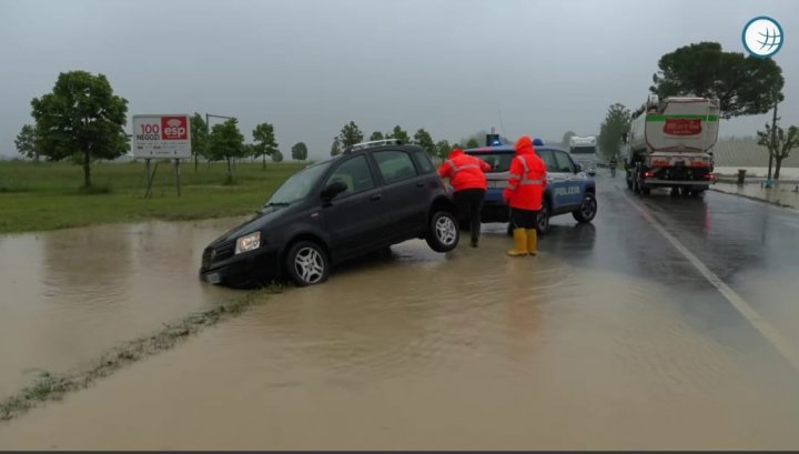 Potop în nordul Italiei. 9 oameni, uciși de inundațiile catastrofale. Sinistrații, recuperați de pe acoperișuri sau din podurile locuințelor cu elicopterele (FOTO) 