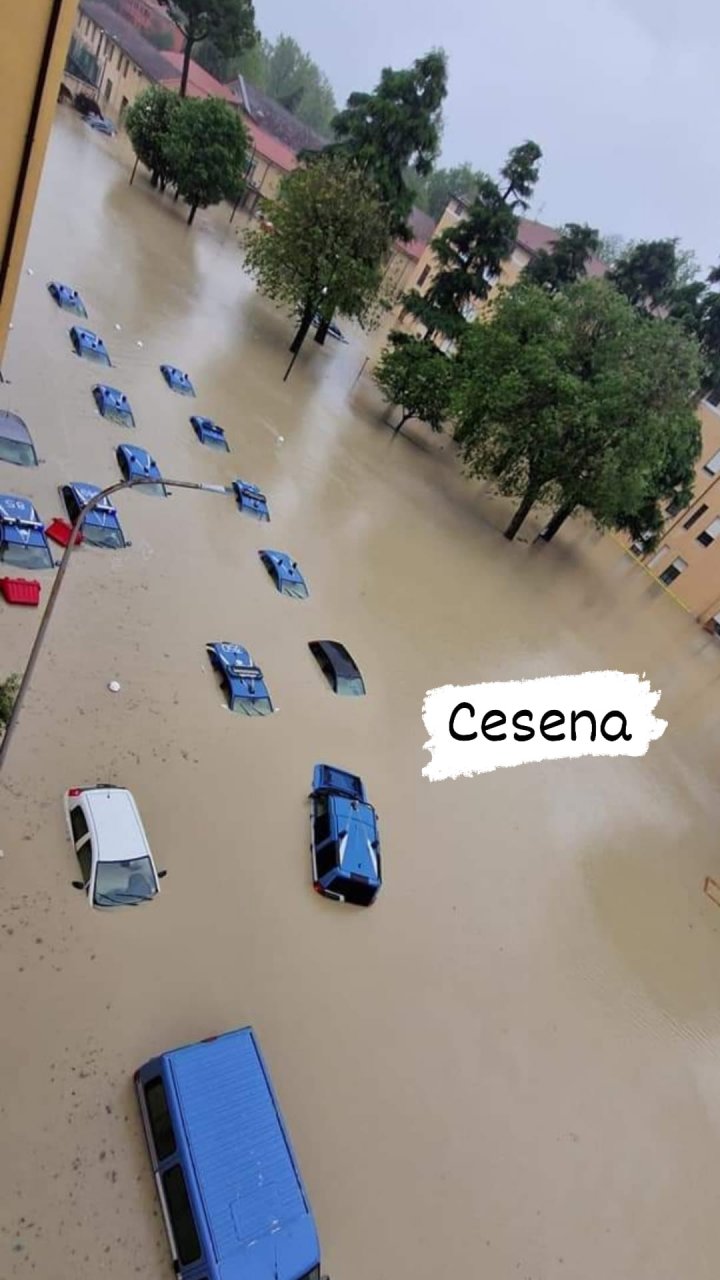 Potop în nordul Italiei. 9 oameni, uciși de inundațiile catastrofale. Sinistrații, recuperați de pe acoperișuri sau din podurile locuințelor cu elicopterele (FOTO) 