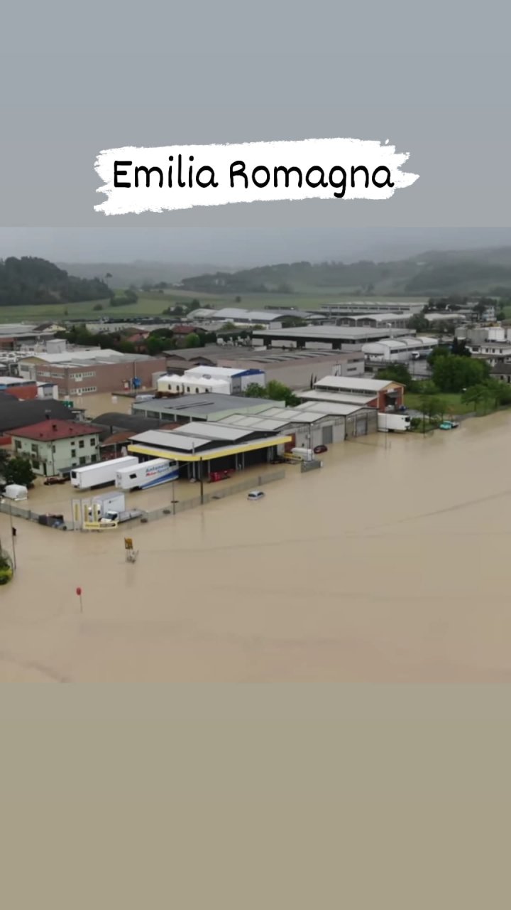 Potop în nordul Italiei. 9 oameni, uciși de inundațiile catastrofale. Sinistrații, recuperați de pe acoperișuri sau din podurile locuințelor cu elicopterele (FOTO) 