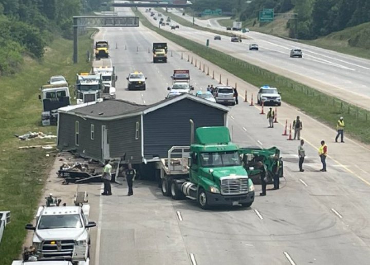 HAOS TOTAL! Cum a ajuns o casă să blocheze o autostradă din SUA. Cozile de mașini s-au întins pe 20 de kilometri (VIDEO/FOTO)