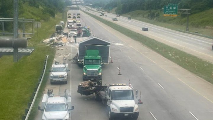 HAOS TOTAL! Cum a ajuns o casă să blocheze o autostradă din SUA. Cozile de mașini s-au întins pe 20 de kilometri (VIDEO/FOTO)