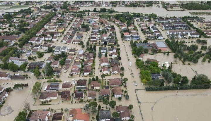 Potop în nordul Italiei. 9 oameni, uciși de inundațiile catastrofale. Sinistrații, recuperați de pe acoperișuri sau din podurile locuințelor cu elicopterele (FOTO) 