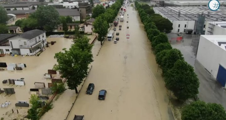 Potop în nordul Italiei. 9 oameni, uciși de inundațiile catastrofale. Sinistrații, recuperați de pe acoperișuri sau din podurile locuințelor cu elicopterele (FOTO) 