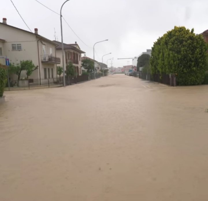 Potop în nordul Italiei. 9 oameni, uciși de inundațiile catastrofale. Sinistrații, recuperați de pe acoperișuri sau din podurile locuințelor cu elicopterele (FOTO) 