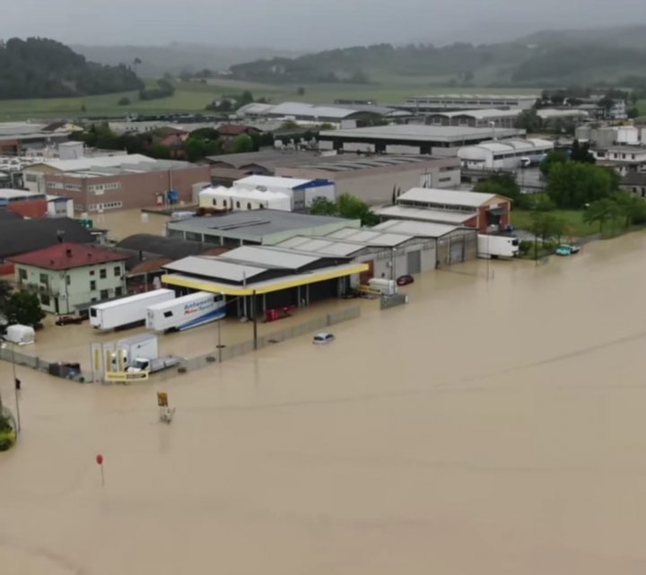 Potop în nordul Italiei. 9 oameni, uciși de inundațiile catastrofale. Sinistrații, recuperați de pe acoperișuri sau din podurile locuințelor cu elicopterele (FOTO) 