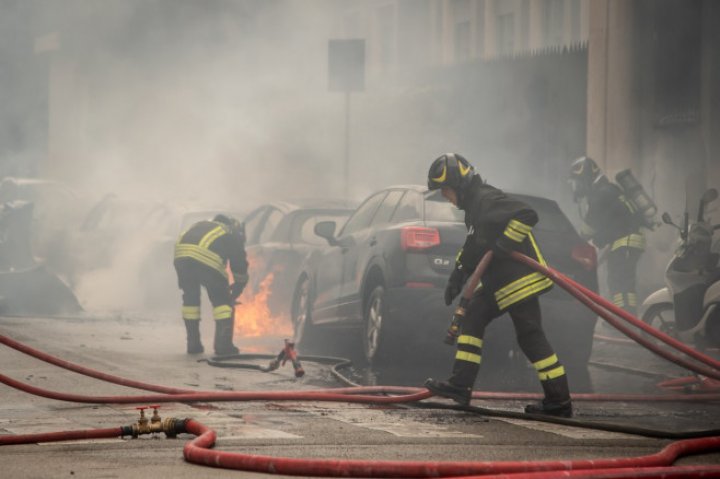 EXPLOZIE PUTERNICĂ în centrul orașului Milano. Mai multe vehicule, cuprinse de flăcări. Mai multe instituții, evacuate (VIDEO/FOTO)