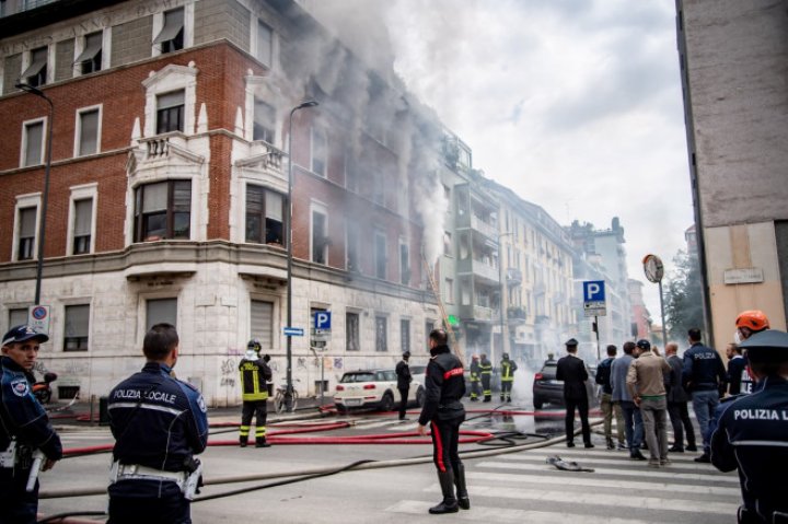 EXPLOZIE PUTERNICĂ în centrul orașului Milano. Mai multe vehicule, cuprinse de flăcări. Mai multe instituții, evacuate (VIDEO/FOTO)