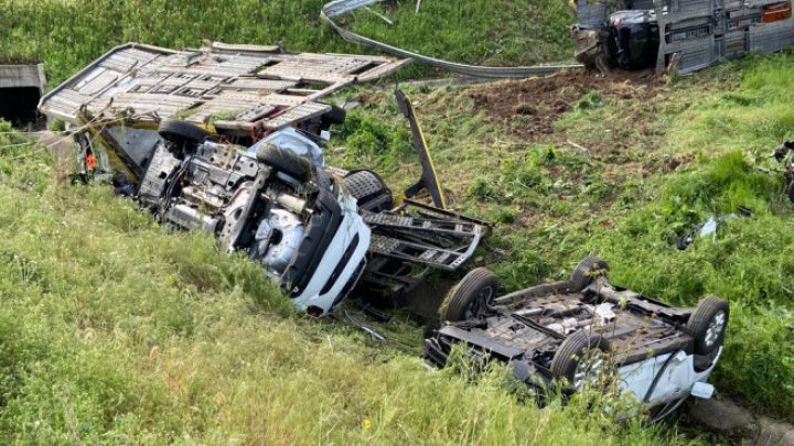 Mașini împrăștiate pe câmp, după ce un autotren care transporta automobile s-a răsturnat (FOTO)