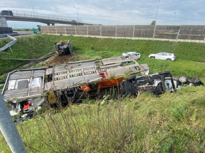 Mașini împrăștiate pe câmp, după ce un autotren care transporta automobile s-a răsturnat (FOTO)