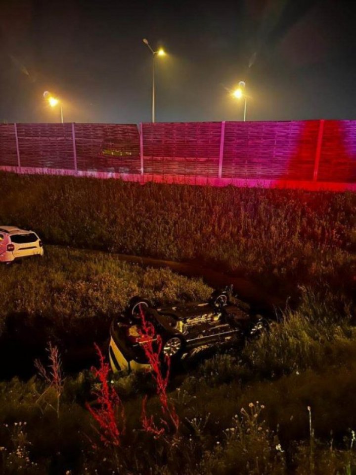 Mașini împrăștiate pe câmp, după ce un autotren care transporta automobile s-a răsturnat (FOTO)