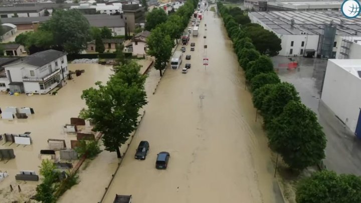 Potop în nordul Italiei. 9 oameni, uciși de inundațiile catastrofale. Sinistrații, recuperați de pe acoperișuri sau din podurile locuințelor cu elicopterele (FOTO) 