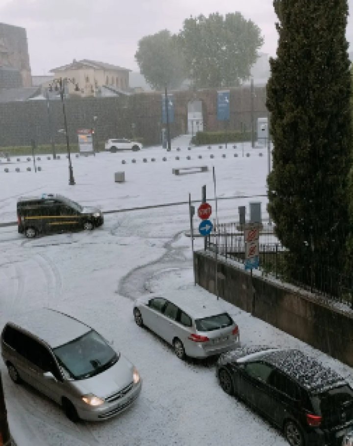 Inundații în Florența, după o ploaie torențială cu grindină (VIDEO)