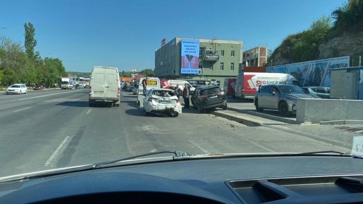 Trei dintr-o lovitură. Accident în lanț în Capitală. Unul dintre șoferi și-a recunsocut vina (FOTO)