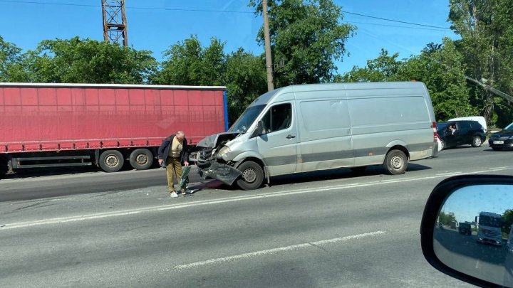 Trei dintr-o lovitură. Accident în lanț în Capitală. Unul dintre șoferi și-a recunsocut vina (FOTO)