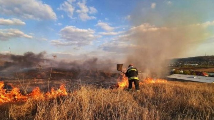 PERICOL de incendiu. Meteorologii au emis Cod Galben pentru următoarele zile