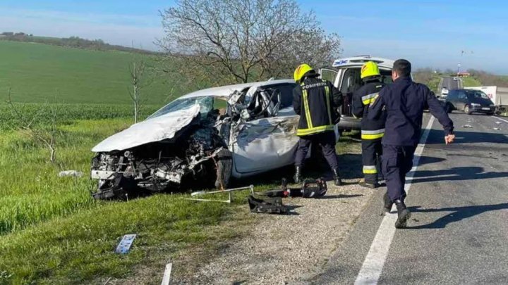 Accident DE GROAZĂ în Găgăuzia, soldat cu doi răniți. O mașină și un camion au intrat în coliziune (FOTO)