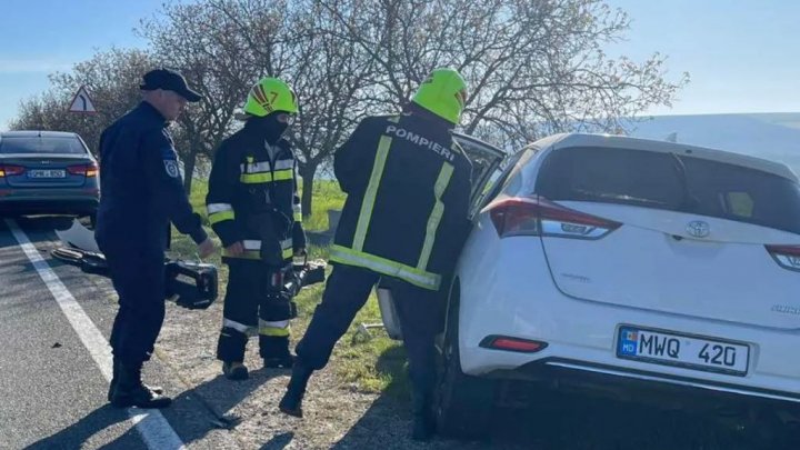 Accident DE GROAZĂ în Găgăuzia, soldat cu doi răniți. O mașină și un camion au intrat în coliziune (FOTO)