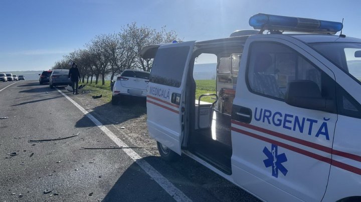 Accident DE GROAZĂ în Găgăuzia, soldat cu doi răniți. O mașină și un camion au intrat în coliziune (FOTO)