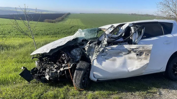 Accident DE GROAZĂ în Găgăuzia, soldat cu doi răniți. O mașină și un camion au intrat în coliziune (FOTO)