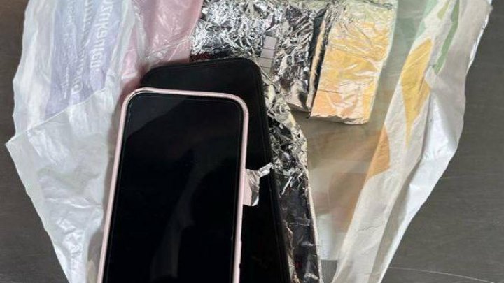 Afacere eșuată cu iPhone. Comerciantul a rămas fără marfă înainte să o vândă (FOTO)