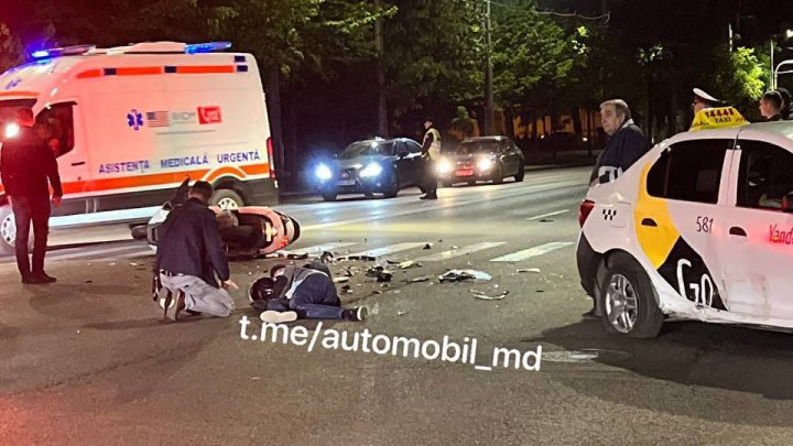 Impact CUMPLIT pe Ștefan cel Mare și Sfânt. Au sărit bucăți de metal dintr-o motocicletă (FOTO/VIDEO)