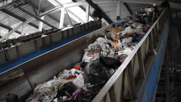 Mergem în rând cu lumea? Primăria Chişinău se laudă că a crescut volumul deşeurilor reciclate (FOTO)