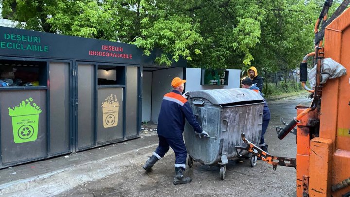 Mergem în rând cu lumea? Primăria Chişinău se laudă că a crescut volumul deşeurilor reciclate (FOTO)