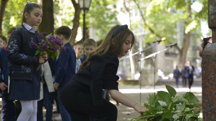 Festivalul Internațional de Poezie „Grigore Vieru”: Recital de poezii și depuneri de flori la monumentul lui Vieru în ziua inaugurării (FOTO)