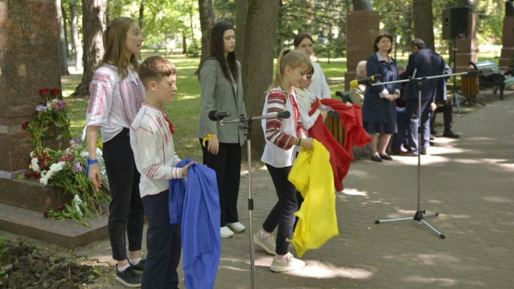 Festivalul Internațional de Poezie „Grigore Vieru”: Recital de poezii și depuneri de flori la monumentul lui Vieru în ziua inaugurării (FOTO)