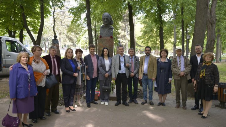 Festivalul Internațional de Poezie „Grigore Vieru”: Recital de poezii și depuneri de flori la monumentul lui Vieru în ziua inaugurării (FOTO)