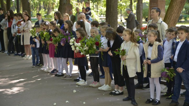 Festivalul Internațional de Poezie „Grigore Vieru”: Recital de poezii și depuneri de flori la monumentul lui Vieru în ziua inaugurării (FOTO)