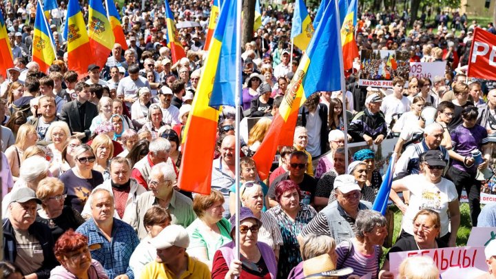 În lumi paralele: La Bălți, Orhei și Comrat s-a manifestat împotriva vectorului european. ȘOR vrea referendum (FOTO/VIDEO) 