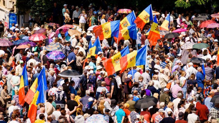 În lumi paralele: La Bălți, Orhei și Comrat s-a manifestat împotriva vectorului european. ȘOR vrea referendum (FOTO/VIDEO) 