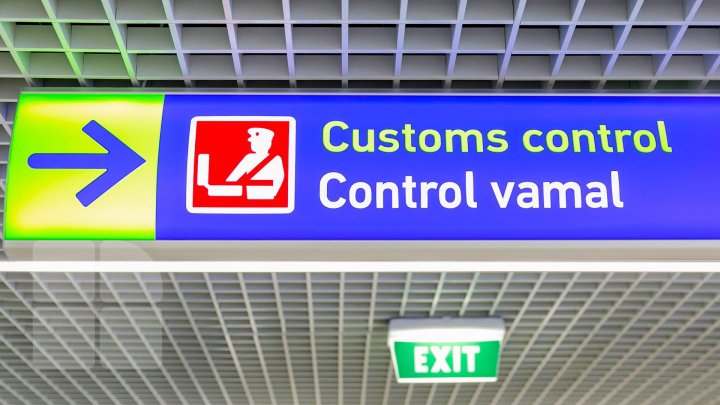 Plan eșuat pentru un moldovean care și-a ticsit valiza cu țigări și s-a pornit spre Londra