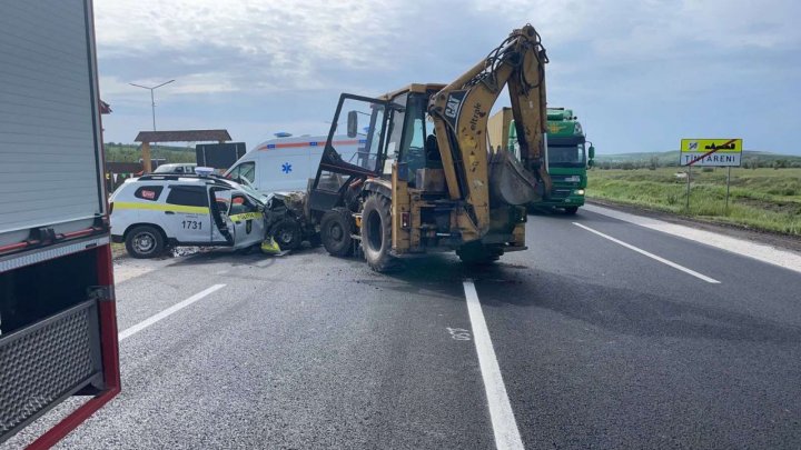 Accident în apropiere de Țânțăreni. Un tractor s-a lovit violent cu o mașină a poliției