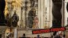 Un bărbat s-a dezbrăcat în Bazilica Sf. Petru din Vatican și s-a urcat complet gol pe altarul principal. De ce ar fi recurs la acest gest