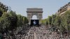 FOTO/VIDEO Voila de ce sunt în stare francezii. Mii de oameni au scris o dictare pe bulevardul Champs Elysee 