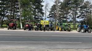 VIDEO Fermieri au blocat timp de 15 minute mai multe segmente de drum din țară