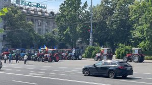 VIDEO Protestul fermierilor a început. Tractoarele au ajuns la Guvern şi au ocupat Piaţa Marii Adunări Naţionale