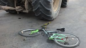 CAZ TRAGIC la Ștefan Vodă. Un copil a murit, după ce s-a izbit cu bicicleta într-un tractor