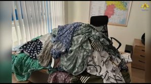 VIDEO Ingeniozitatea nu are limite la unii. O pasageră a ascuns articole vestimentare în perne 