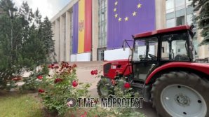 Tractoarele fermierilor protestatari au rămas peste noapte lângă Guvern. Dorin Recean: Nu avem acum 700 de milioane de lei