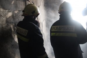 FOTO Podul unei case a luat foc. O persoană a avut de suferit 