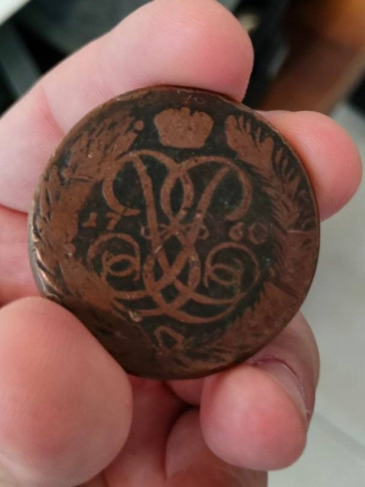 Prins cu monede vechi, de sute de ani, la Aeroport 