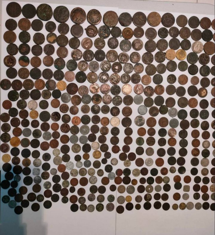 Prins cu monede vechi, de sute de ani, la Aeroport 